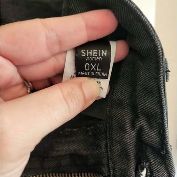 SHEIN Black Cuffed Mom Shorts Size 0X - Picture 3 of 3